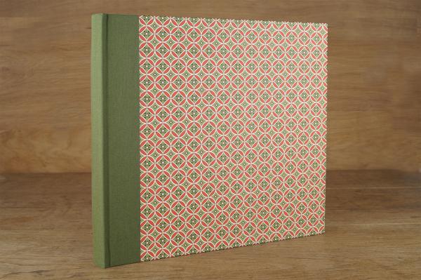 Klassisches Fotoalbum "Sepp", rot grünes Album, geometrisch